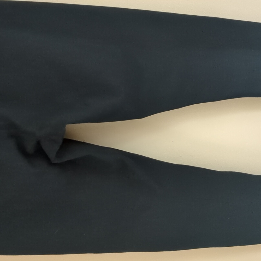 12" Across The Waist Solid Black Fabletics Cropped Leggings Activewear Athletic - Picture 8 of 10